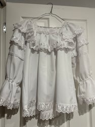 IE08 – Bluză decorativă cu volane și dantelă IE08 – Bluză decorativă cu volane și dantelă