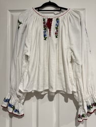 IE11 – Cămașă stil ie (artizanală) cu broderie florală IE11 – Cămașă stil ie (artizanală) cu broderie florală