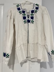 CC08 – Cămașă tradițională pentru copii, broderie albastru și verde CC08 – Cămașă tradițională pentru copii, broderie albastru și verde