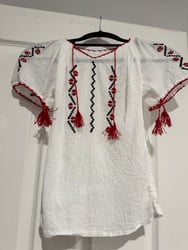 CC06 – – Cămașă stil ie, broderie roșie (fata) CC06 – – Cămașă stil ie, broderie roșie (fata)